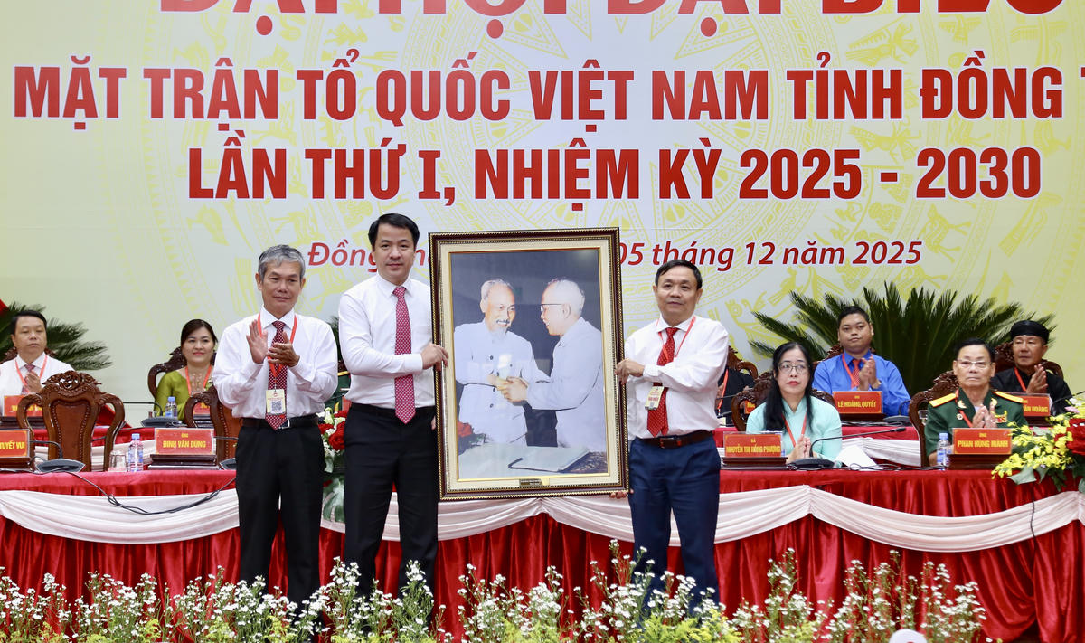 Phó Bí thư Đảng ủy MTTQ, các đoàn thể Trung ương Ngô Văn Cương tặng Đại hội bức ảnh Bác Hồ và Bác Tôn - biểu tượng của tinh thần đại đoàn kết toàn dân tộc. (ảnh: Thanh Tiến)
