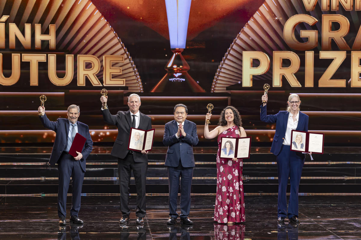 Chủ tịch Quốc hội Trần Thanh Mẫn (giữa) trao giải cho các nhà khoa học đạt Giải thưởng Chính VinFuture 2025.