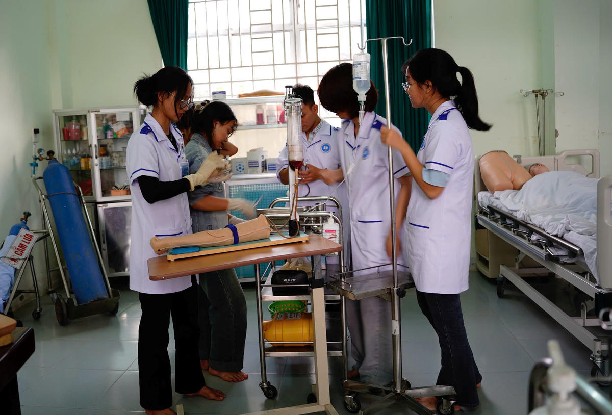 Sinh viên Trường CĐ Y tế Đà Nẵng đang thực tập các dụng cu y tế. Ảnh: Chí Đại.