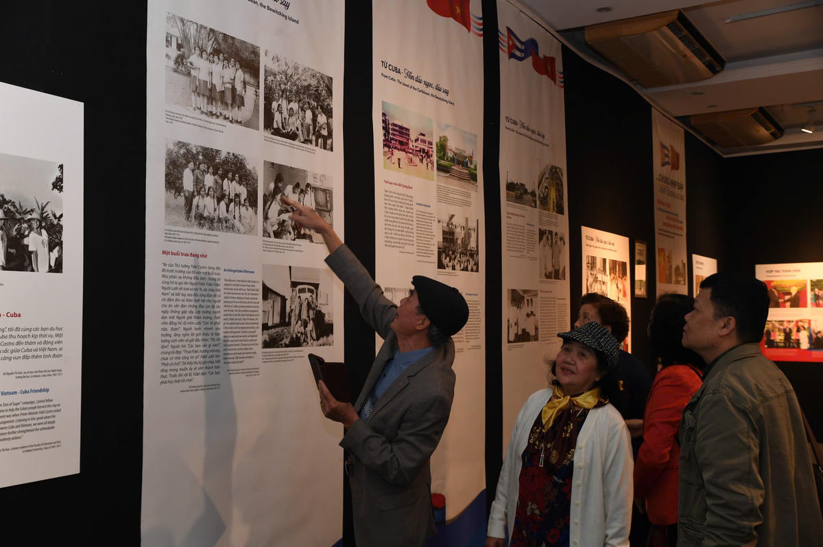Những nhân vật đã gắn bó và có nhiều kỷ niệm sâu sắc với đất nước và nhân dân Cuba tham quan triển lãm. Ảnh: Phạm Sỹ.