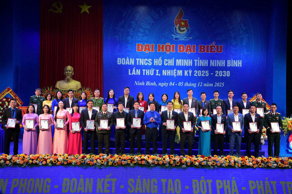 Ông Trần Ngọc Nam - Bí thư Tỉnh đoàn Ninh Bình chia tay các thành viên thôi tham gia Ban Chấp hành khóa mới. Ảnh: Đình Minh
