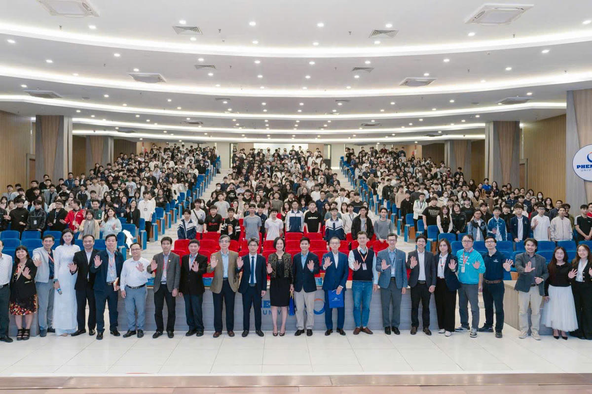 Các chuyên gia, nhà khoa học đồng hành cùng tuần lễ VinFuture 2025 đến chia sẻ với giảng viên, sinh viên Đại học Phenikaa.