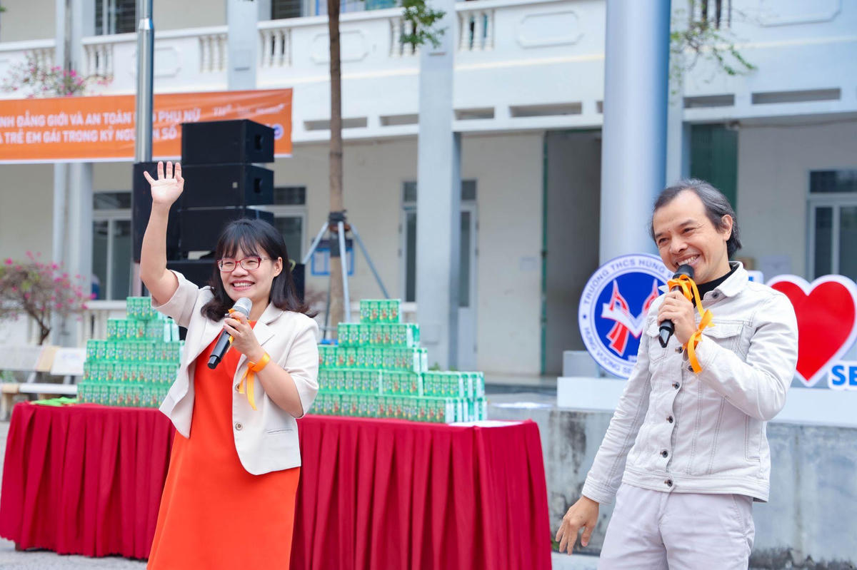 Hai người điều hành buổi truyền thông là chị Trần Hồng Điệp, và Nghệ sĩ Nguyễn Hoàng Tùng,