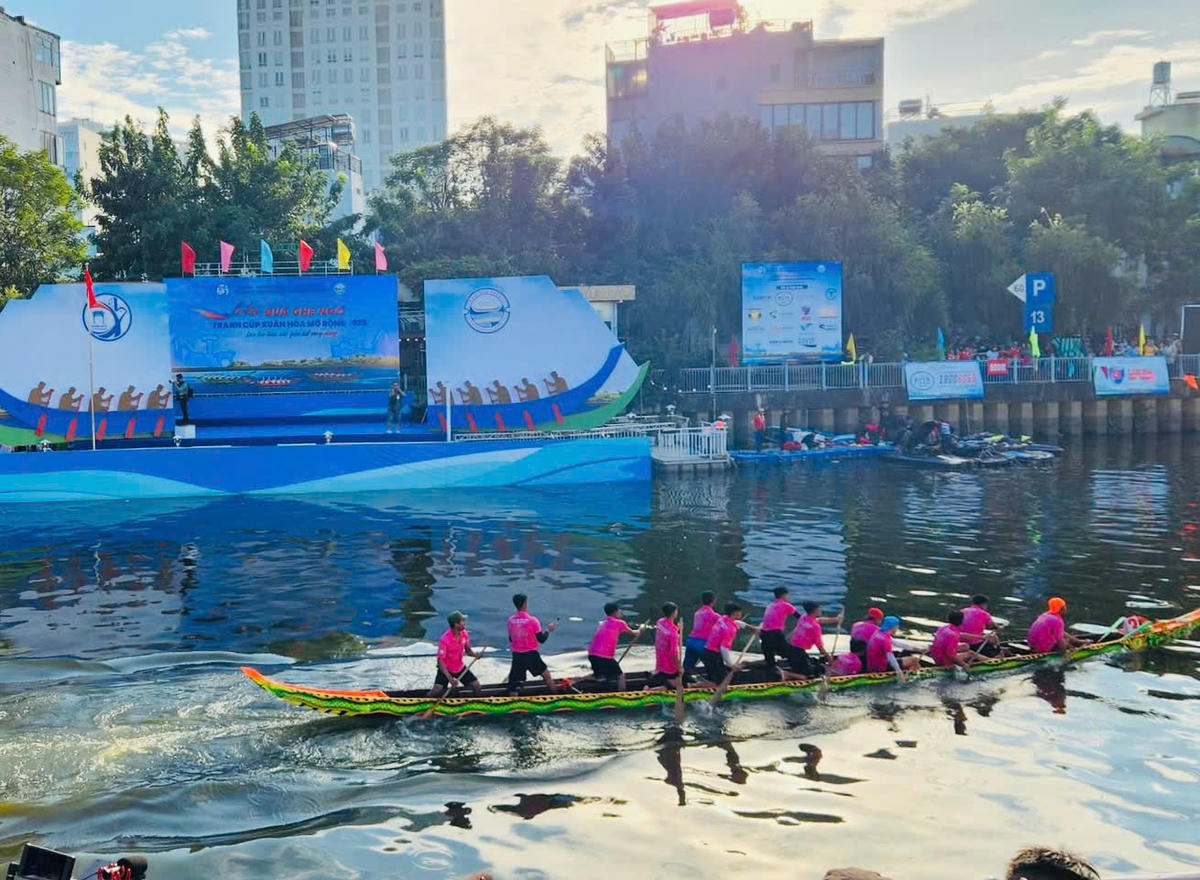 Lễ hội đua ghe ngo tại TP Hồ Chí Minh. Ảnh: H.L