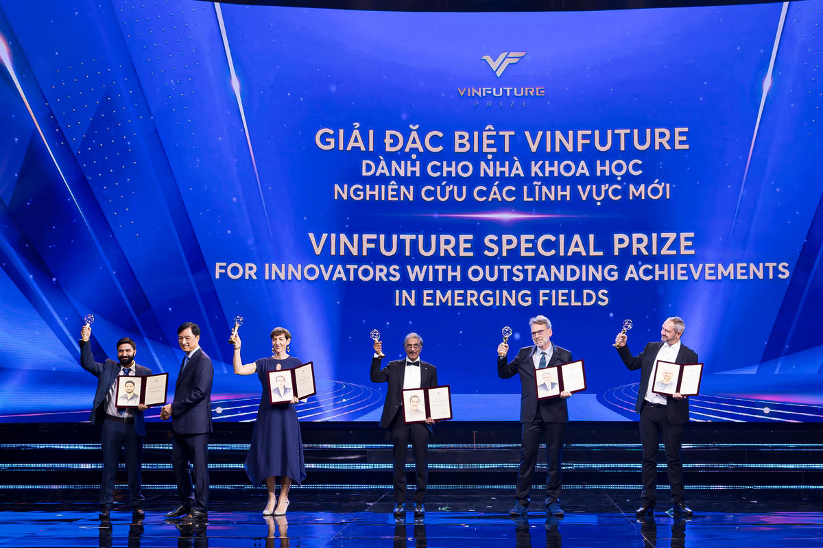 Ủy viên Bộ Chính trị, Bí thư Thành ủy Hà Nội Nguyễn Duy Ngọc trao cúp và chứng nhận cho các nhà khoa học.