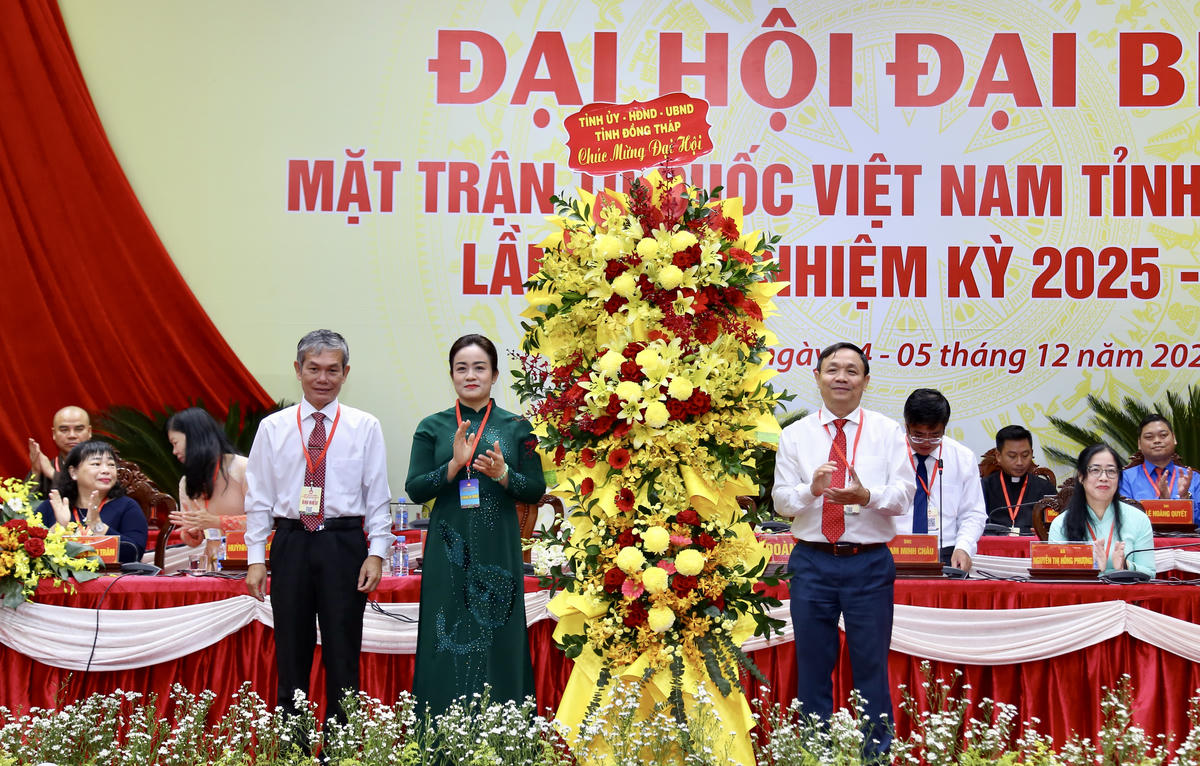 Bà Nguyễn Hải Trâm - Phó Bí thư Thường trực Tỉnh ủy Đồng Tháp tặng hoa chúc mừng Đại hội. (ảnh: Thanh Tiến)