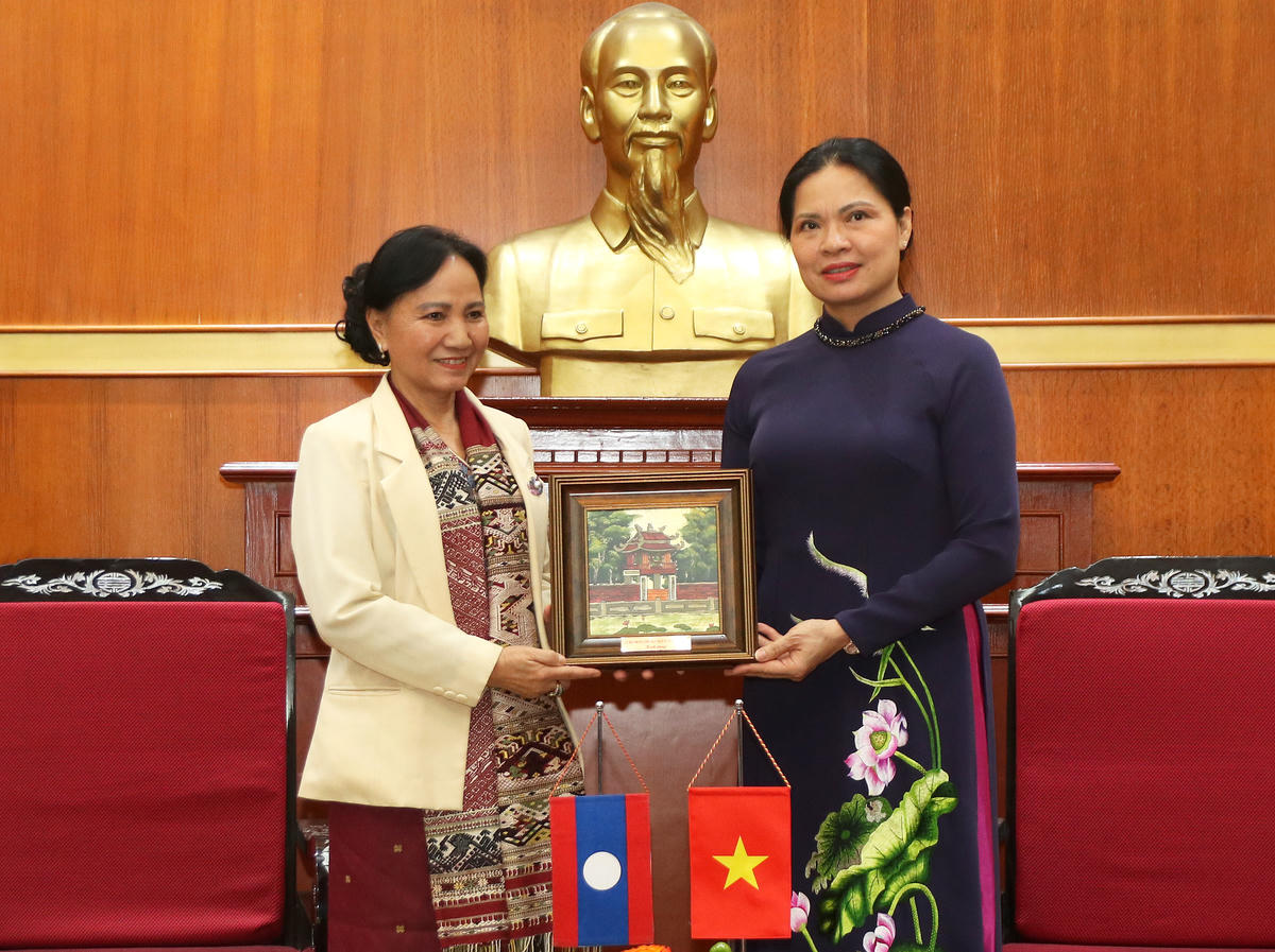 Phó Chủ tịch Hà Thị Nga tặng quà lưu niệm cho bà In-la-văn Keo-bun-phăn, Phó Chủ tịch Thường trực Ủy ban Trung ương Mặt trận Lào Xây dựng đất nước.