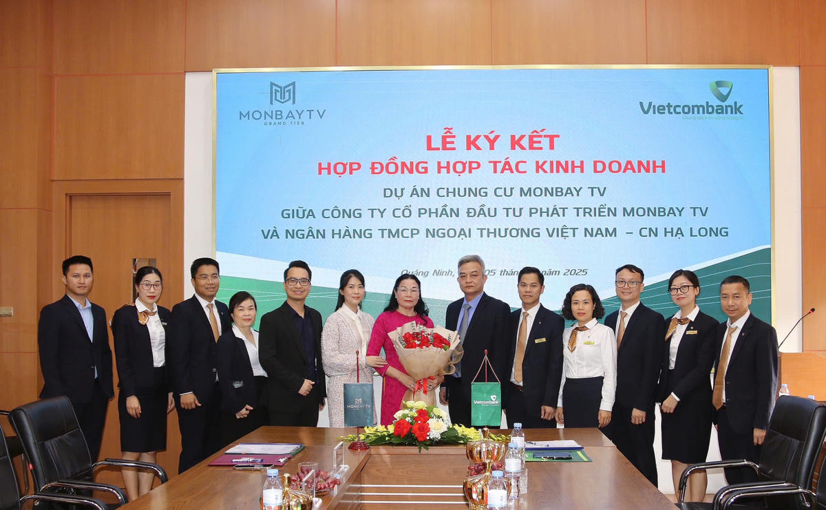 Đại diện Vietcombank Hạ Long và Công ty Công ty Cổ phần Đầu tư Phát triển Monbay TV chúc mừng hợp tác thành công.