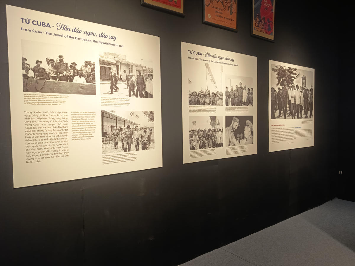 Một số hiện vật, tranh ảnh và tư liệu được trưng bày tại triển lãm. Ảnh: Phạm Sỹ.