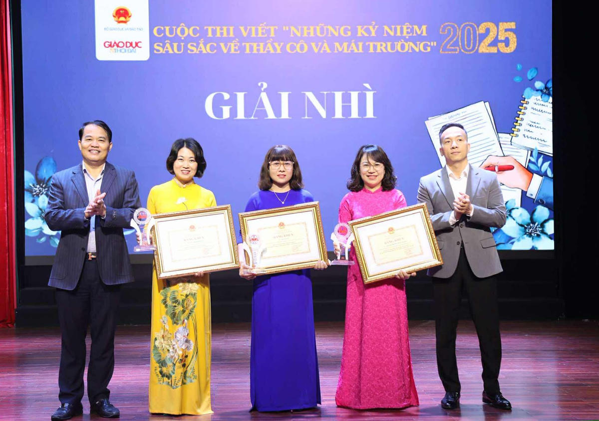 Ông Phạm Tiến Toàn, Phó Chánh Văn phòng Bộ GDĐT; ông Nguyễn Văn Thanh, Phó Vụ trưởng Vụ Học sinh, Sinh viên - Bộ GDĐT trao giải Nhì.