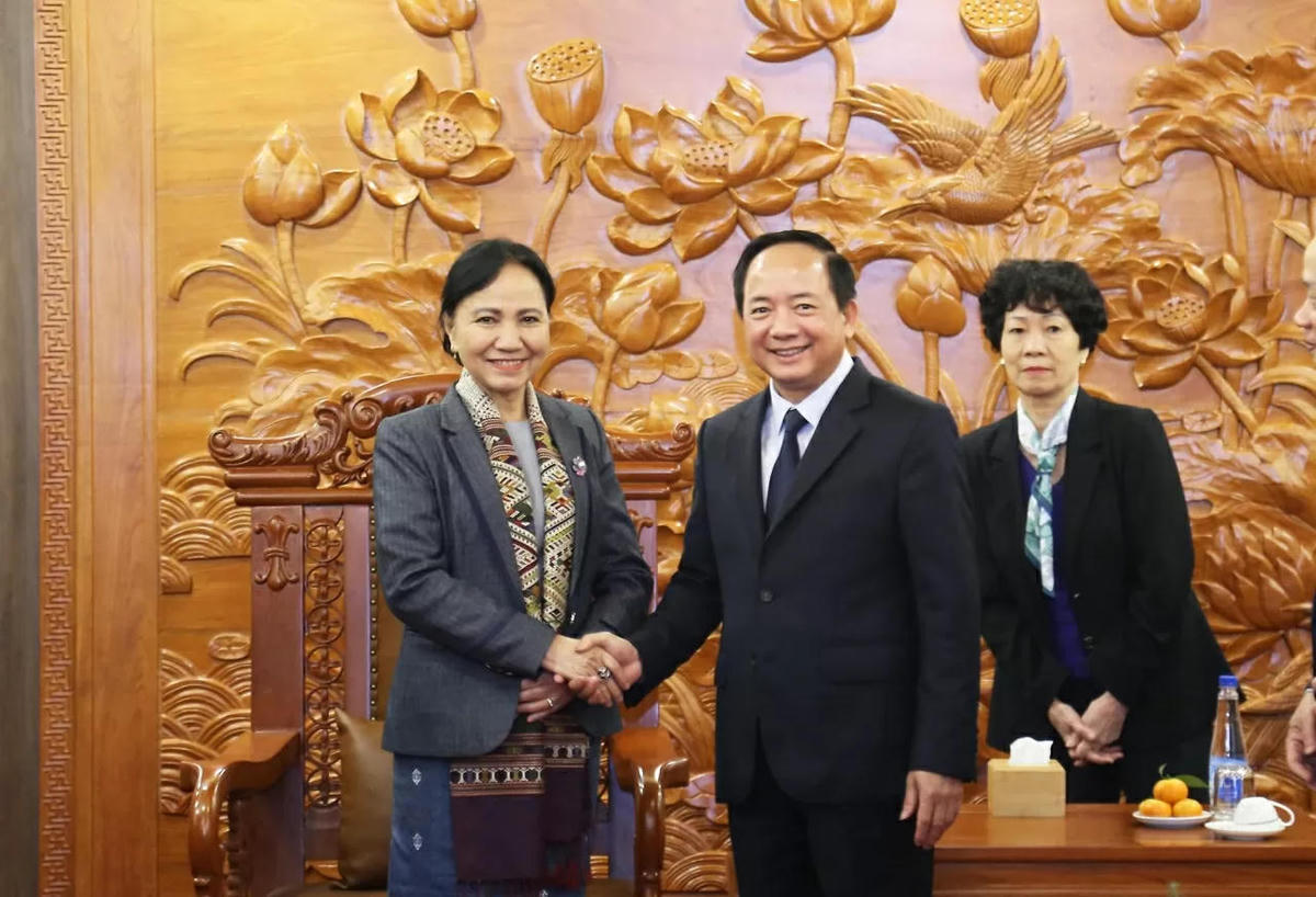 Trưởng Ban Tuyên giáo và Dân vận Trung ương Trịnh Văn Quyết và Phó Chủ tịch Thường trực Ủy ban Trung ương Mặt trận Lào xây dựng đất nước Inlavan Keobounphanh. Ảnh: Thành Long