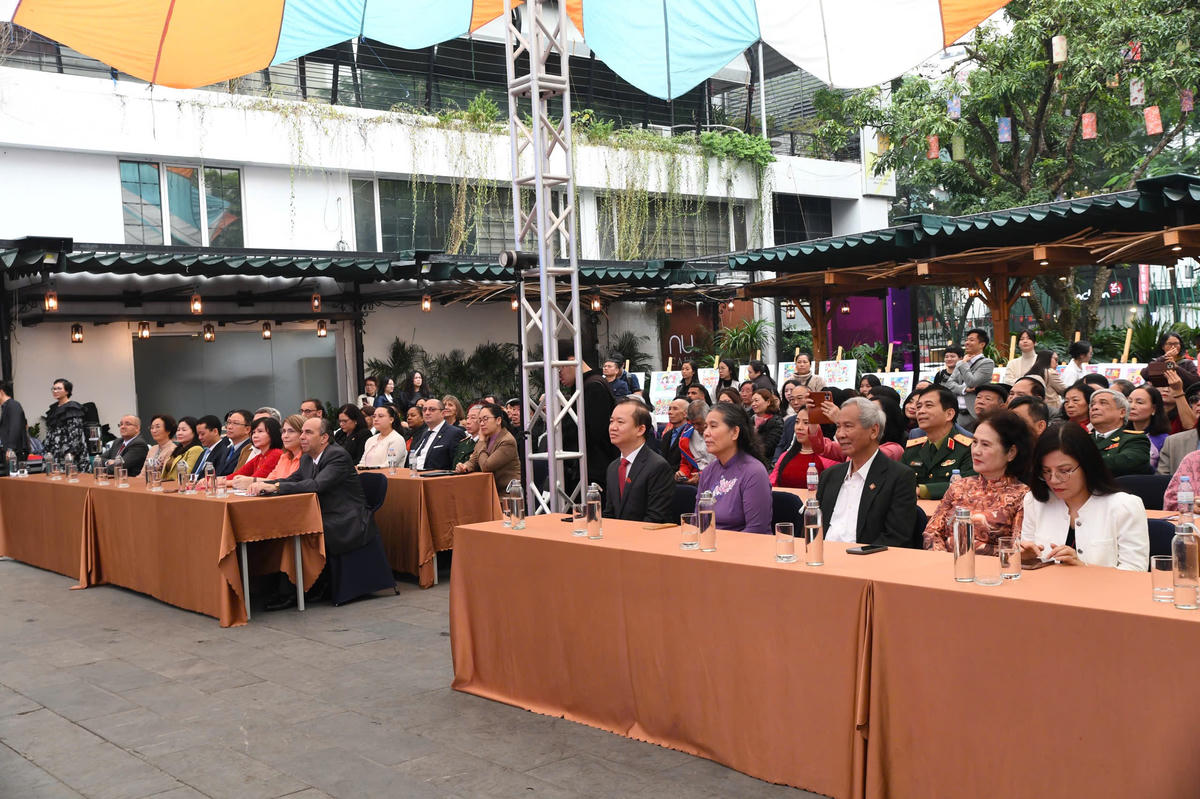 Các đại biểu và đông đảo công chúng tham dự lễ khai mạc trưng bày "Nghĩa tình thuỷ chung". Ảnh: Phạm Sỹ.