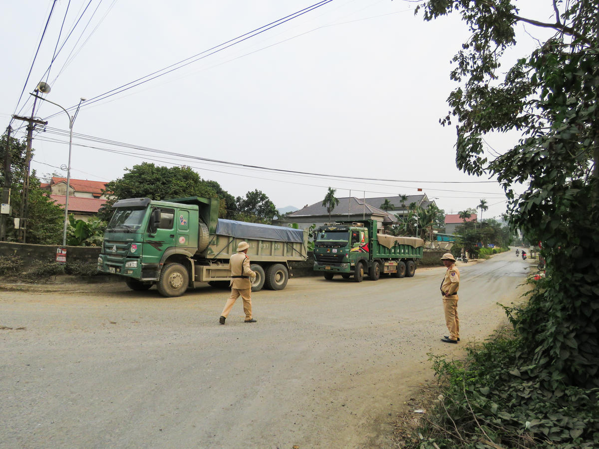 Cán bộ Đội CSGT số 1, Phòng CSGT Công an tỉnh Thanh Hóa kiểm tra các xe tải có dấu hiệu vi phạm tại khu vực ngã 3, từ xóm Kim Sơn đi QL217. Ảnh: Đình Minh&nbsp;