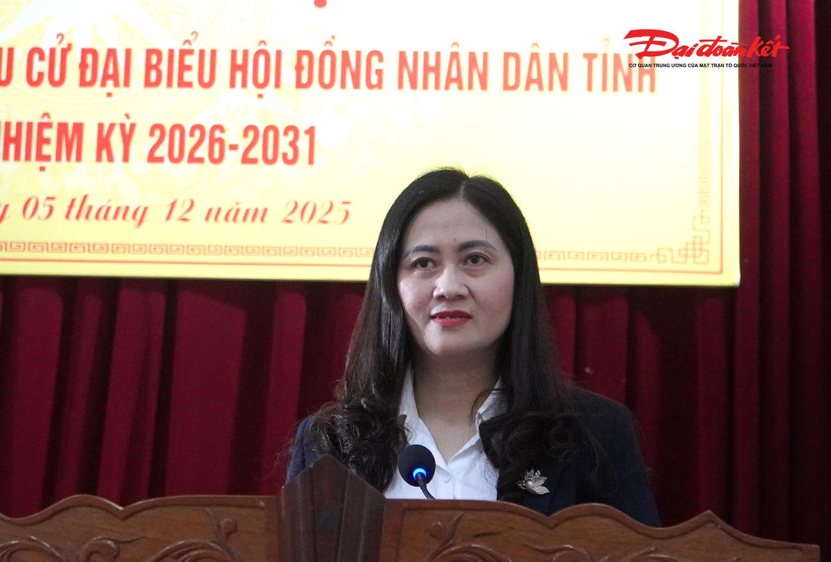 Phó Chủ tịch Ủy ban MTTQ Việt Nam tỉnh Hà Tĩnh Phạm Thị Thu Hà trình bày dự kiến của Ban Thường trực Ủy ban MTTQ Việt Nam tỉnh Hà Tĩnh về cơ cấu, thành phần, số lượng người được giới thiệu ứng cử. Ảnh: HN.