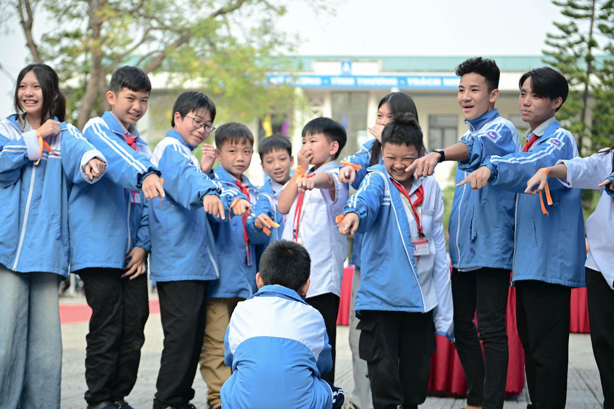 Học sinh nặn “tượng người” mô phỏng việc cô lập bạn trong nhóm