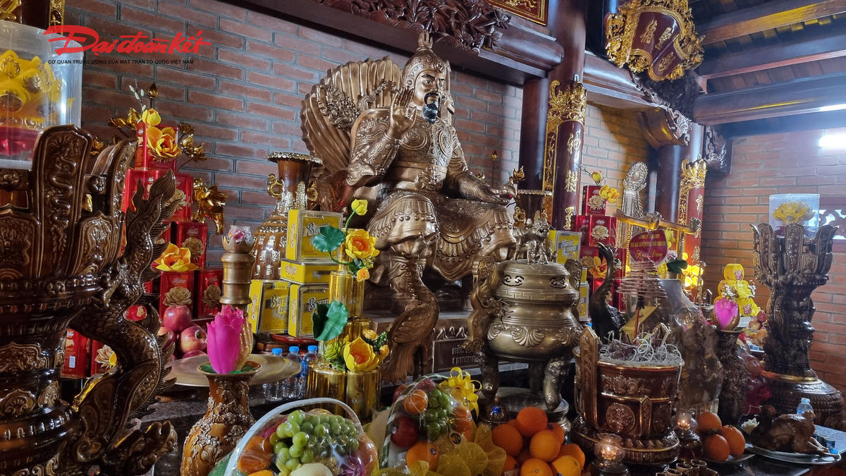 Dương Tự Minh (dân tộc Tày), người làng Quan Triều, tỉnh Thái Nguyên,&nbsp;là Thủ lĩnh Phủ Phú Lương xưa, gồm các châu: Thượng Nguyên, Vĩnh Thông, Quảng Nguyên, Cẩm Hóa, Vạn Nhai, Tư Thông, Tuyên Hóa (nay thuộc Thái Nguyên, Bắc Kạn, Cao Bằng, Tuyên Quang và một phần Vĩnh Phúc, Phú Thọ, Lạng Sơn). Ông có công lớn trong kháng chiến chống giặc Tống xâm lược, giữ vững biên cương và mở mang bờ cõi về phía Bắc của nước Đại Việt đầu thế ký thứ XII. Ảnh: Toán Nguyễn.