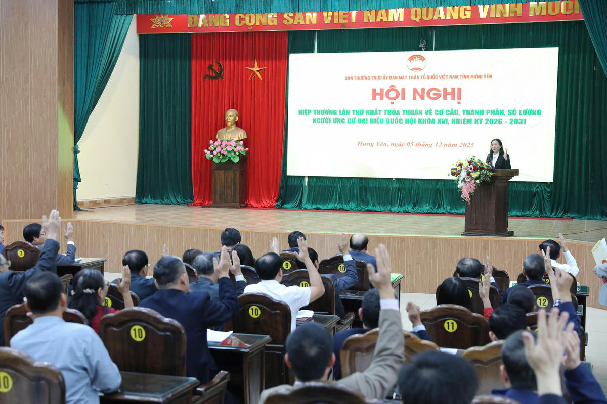 Các đại biểu biểu quyết tại hội nghị. Ảnh: Duy Hưng.