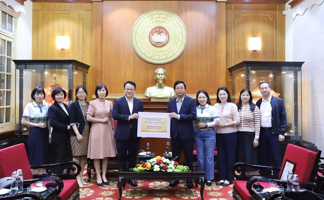 Các cơ quan, tổ chức, đơn vị đến trụ sở Cơ quan Ủy ban Trung ương MTTQ Việt Nam ủng hộ đồng bào bị ảnh hưởng mưa lũ