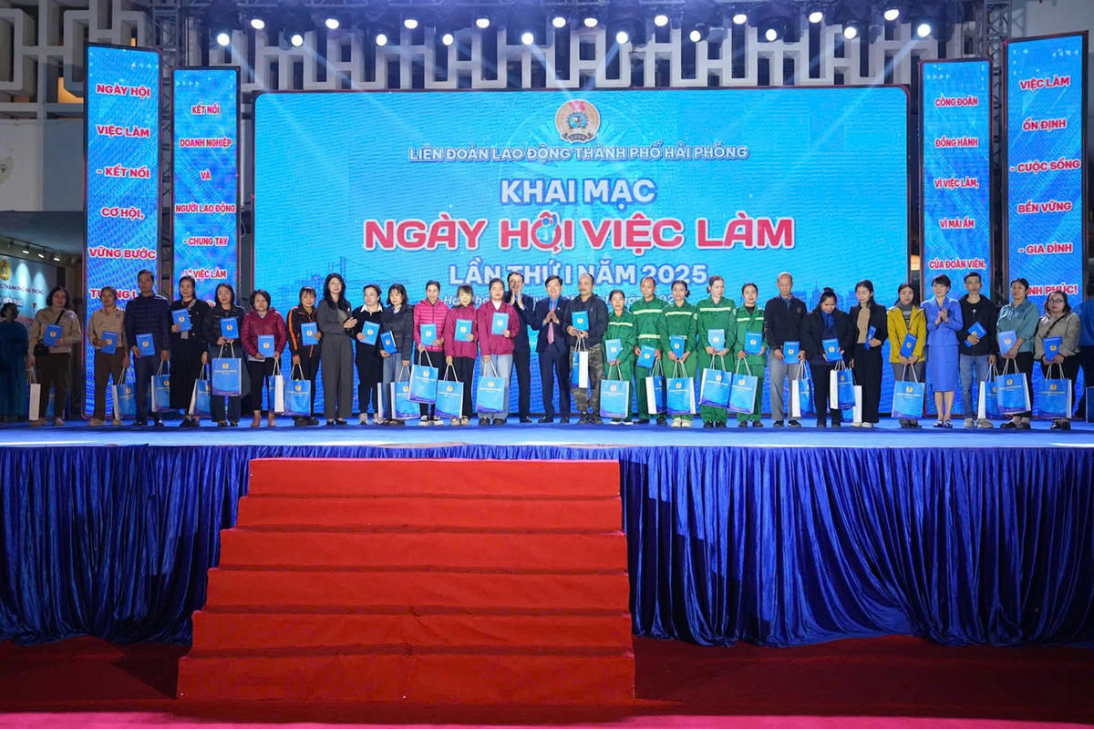 Lãnh đạo Tổng LĐLĐ Việt Nam và lãnh đạo LĐLĐ TP Hải Phòng tặng quà cho các công nhân có hoàn cảnh khó khăn. Ảnh: PT.&nbsp;