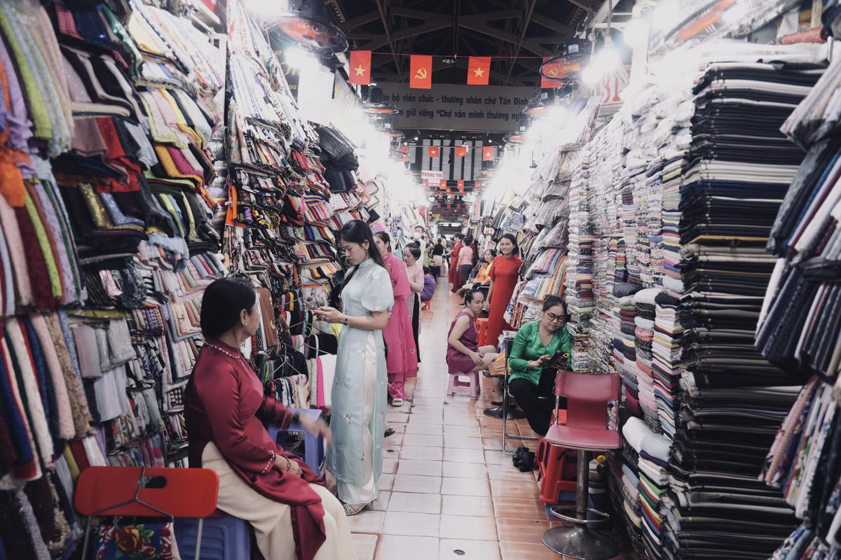 Nhiều chợ truyền thống trên địa bàn thành phố trở thành điểm đến của khách du lịch. Ảnh: H.T