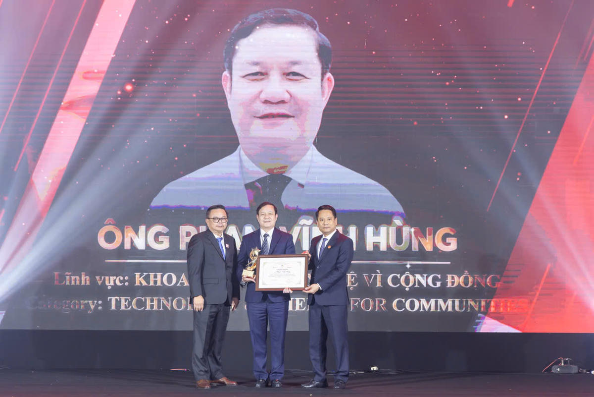 Tổng Biên tập Báo Đại đoàn kết Trương Thành Trung và ông Nguyễn Hoàng Giang – Thành viên Ban Điều hành SABECO, Tổng Giám đốc SATRACO trao giải cho cá nhân được vinh danh. Ảnh: Quang Vinh.