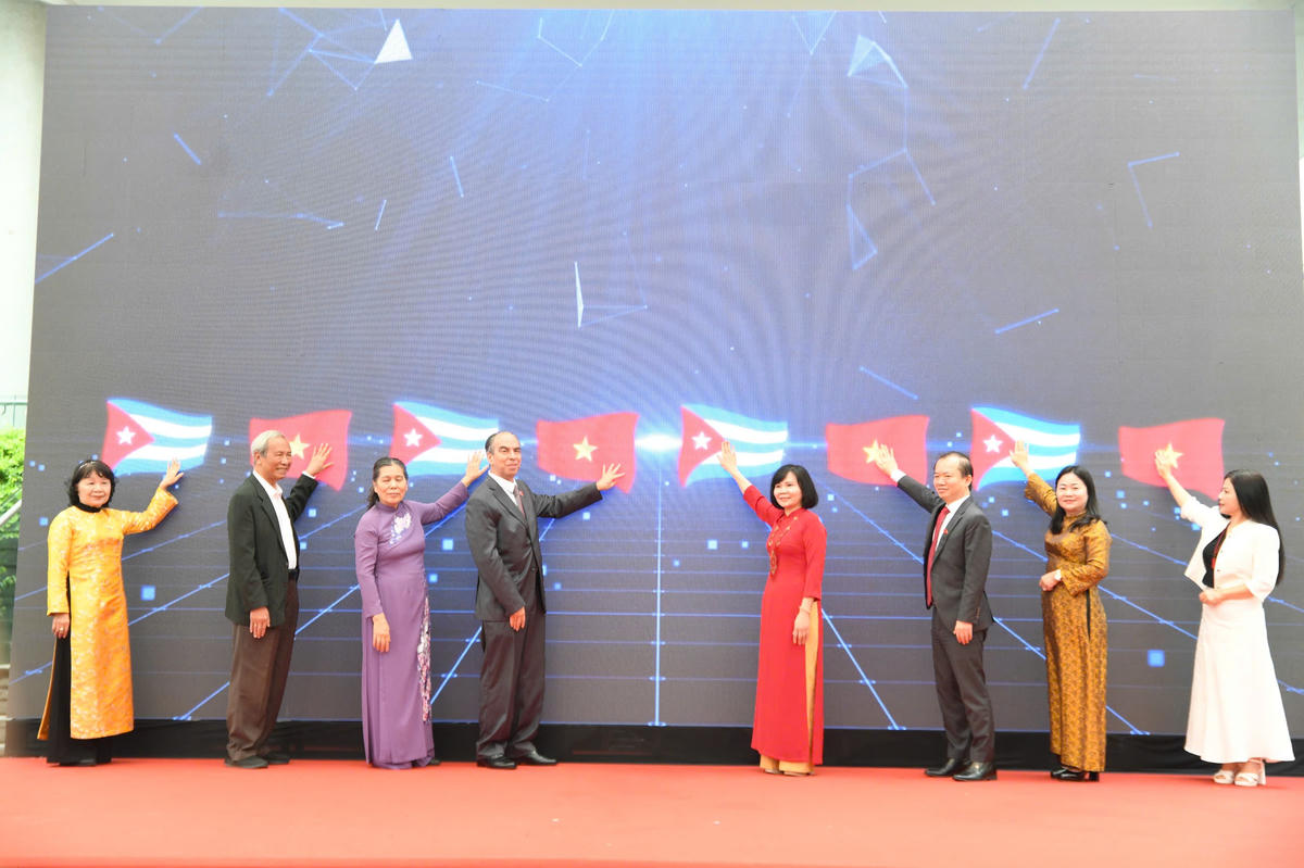 Lễ khai mạc triển lãm ““Nghĩa tình thủy chung” đã chính thức diễn ra vào sáng 5/12. Ảnh: Phạm Sỹ.