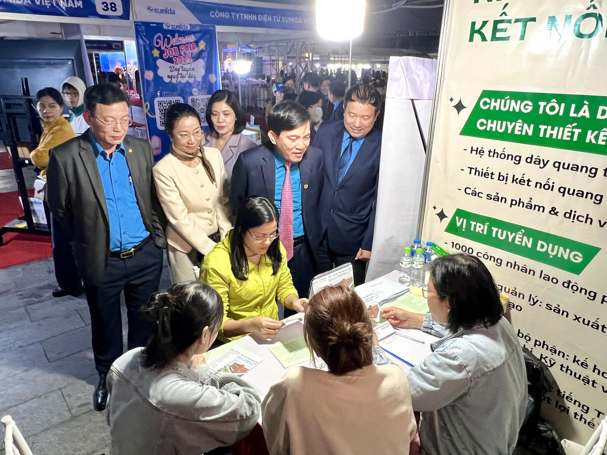 Lãnh đạo Tổng LĐLĐ Việt Nam và lãnh đạo LĐLĐ TP Hải Phòng tham quan các gian hàng giới thiệu việc làm tại sự kiện. Ảnh: PT.&nbsp;