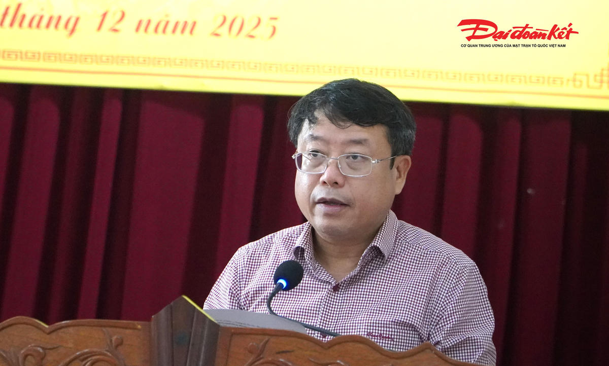 Phó Chủ tịch HĐND tỉnh Hà Tĩnh Dương Tất Thắng trình bày&nbsp;báo cáo dự kiến số lượng, cơ cấu, thành phần những người được giới thiệu ứng cử ĐBQH khóa XVI tỉnh Hà Tĩnh. Ảnh: HN.