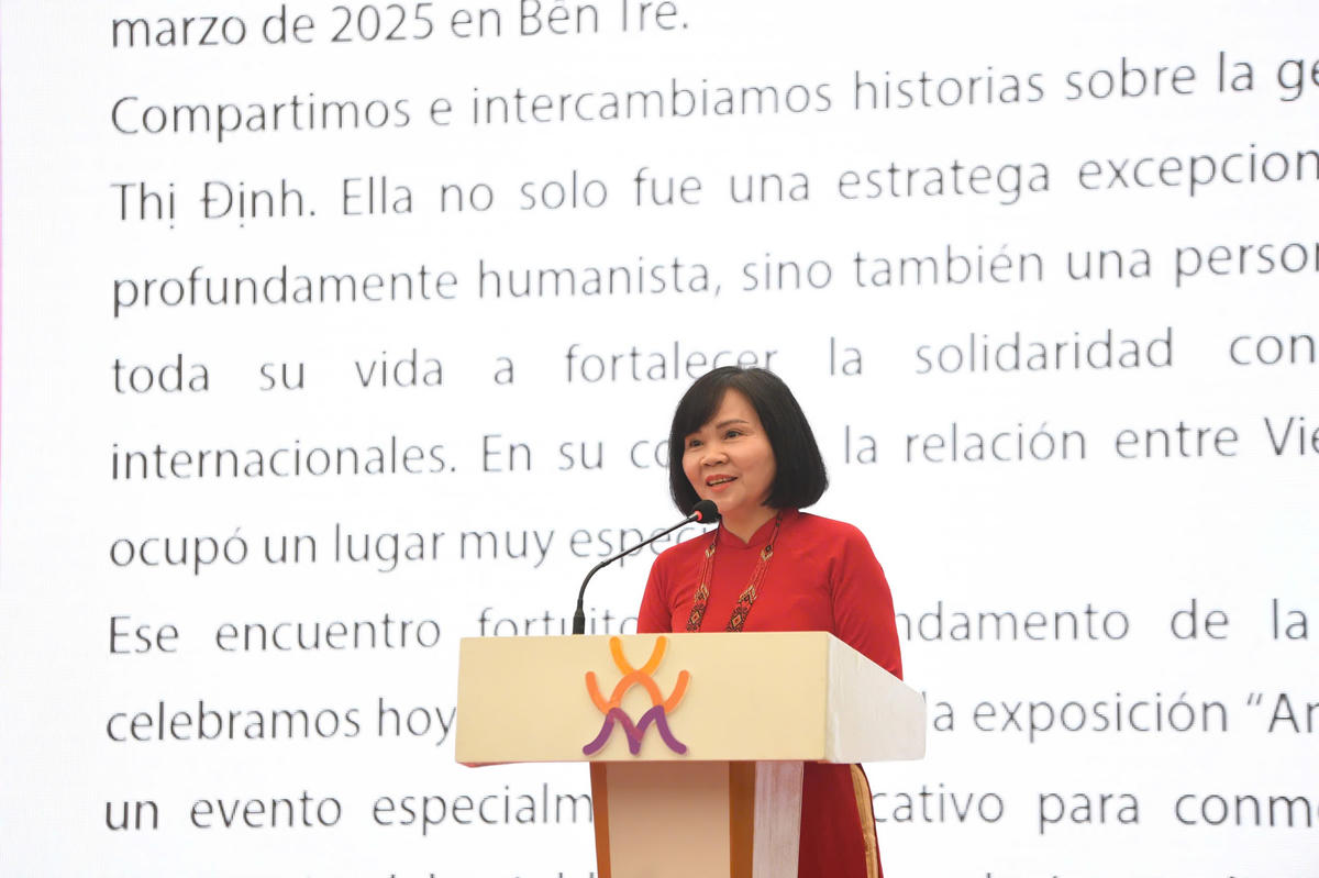 Bà Nguyễn Thị Tuyết - Giám đốc Bảo tàng Mặt trận Tổ quốc Việt Nam, Bảo tàng Phụ nữ Việt Nam phát biểu khai mạc. Ảnh: Phạm Sỹ.