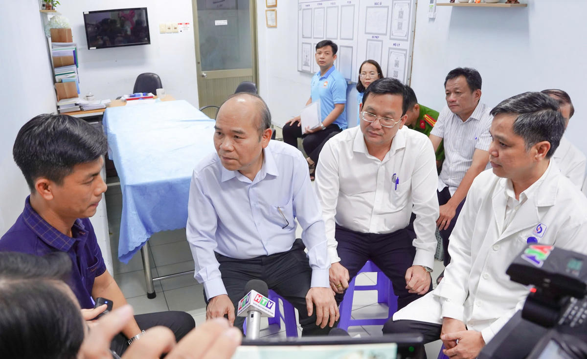 Lãnh đạo UBND TP Hồ Chí Minh đến bệnh viện thăm hỏi, động viên gia đình nạn nhân. Ảnh: BV