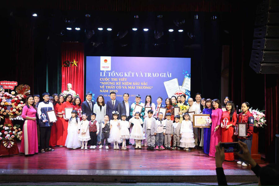Các tác giả nhận giải thưởng cuộc thi chụp ảnh lưu niệm cùng ban tổ chức.