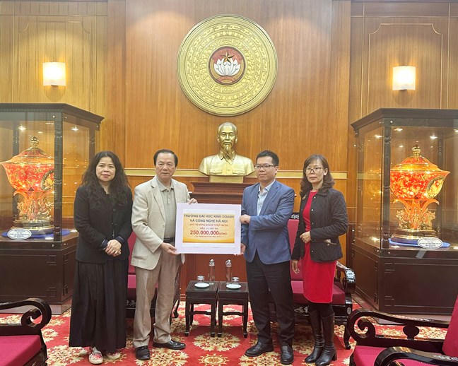 Các cơ quan, tổ chức, đơn vị đến trụ sở Cơ quan Ủy ban Trung ương MTTQ Việt Nam ủng hộ đồng bào bị ảnh hưởng mưa lũ.