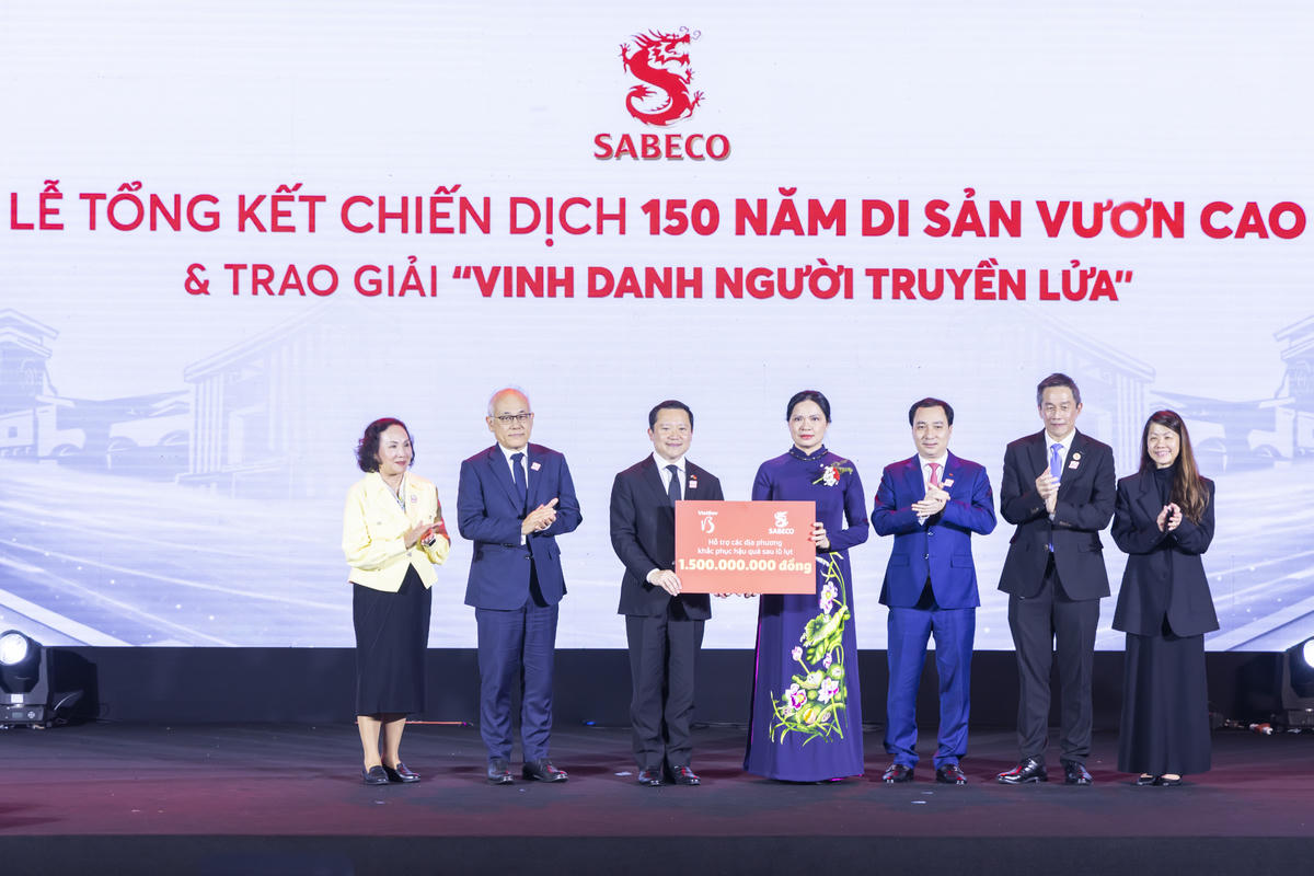 Tại buổi lễ, SABECO và Công ty TNHH VietBev đã trao khoản hỗ trợ 1,5 tỷ đồng để chung tay giúp người dân khu vực Nam Trung Bộ khắc phục hậu quả sau đợt lũ vừa qua. Ảnh: Quang Vinh