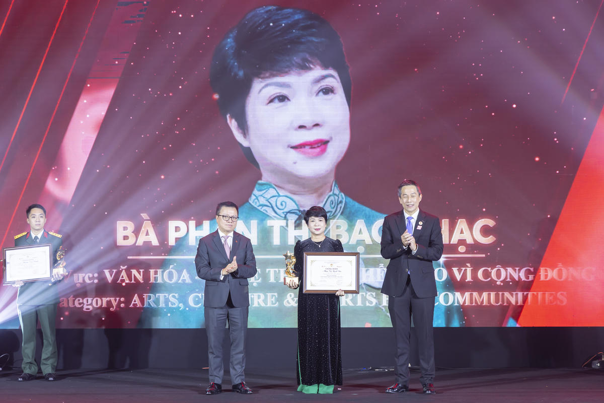 Ông Lê Quốc Minh, Phó trưởng ban Tuyên giáo và Dân vận Trung ương, Tổng biên tập Báo Nhân dân và ông&nbsp;Lester Tan Teck Chuan - Tổng Giám đốc SABECO trao giải cho cá nhân được vinh danh. Ảnh: Quang Vinh