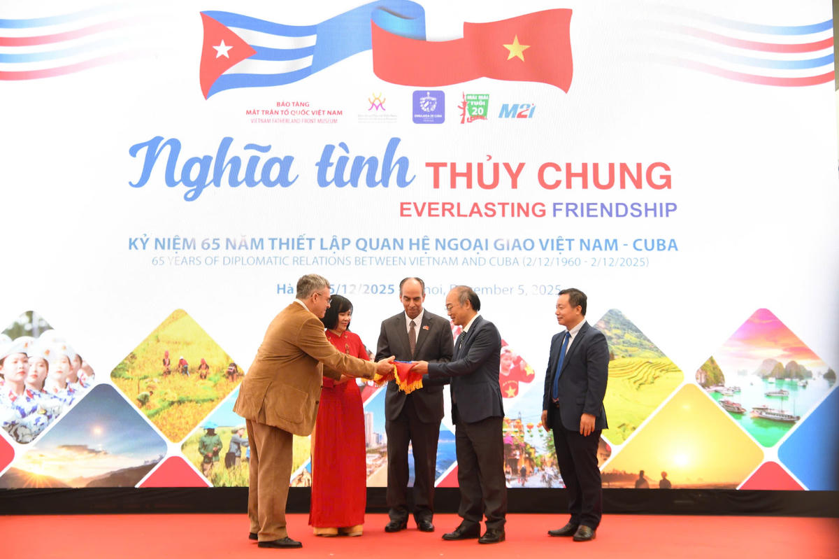Tại sự kiện đã diễn ra lễ tiếp nhận hiện vật là bức trướng, kỷ vật đến từ gia đình bà Melba Hernandez do Đại sứ quán Cuba trao tặng Bảo tàng Mặt trận Tổ Quốc Việt Nam. Hiện vật này sẽ được trưng bày trong triển lãm “Nghĩa tình thủy chung” như một minh chứng sống động về tinh thần đoàn kết quốc tế, mối quan hệ thủy chung giữa hai đất nước Việt Nam - Cuba. Ảnh: Phạm Sỹ.