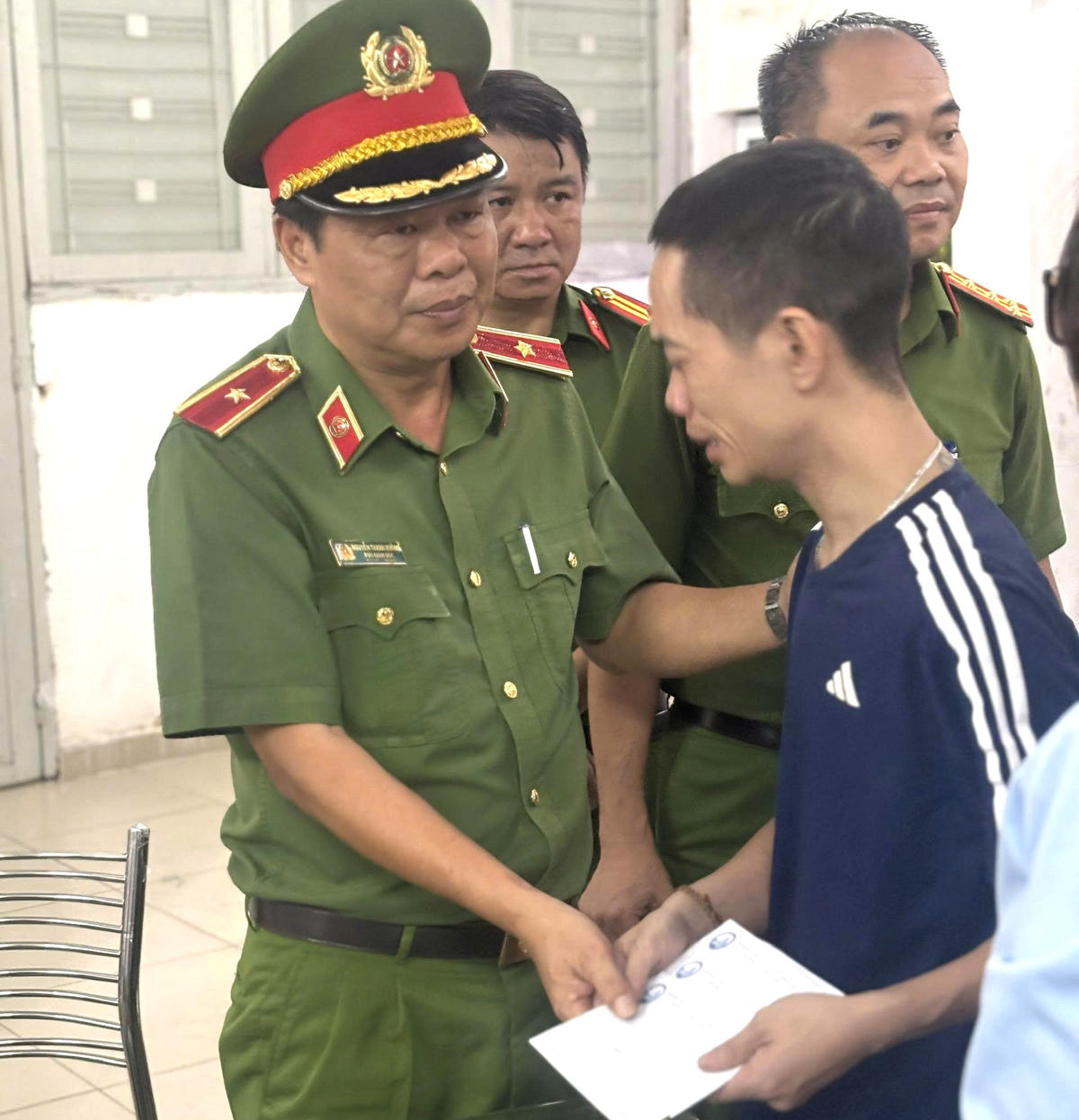 Thiếu tướng Nguyễn Thanh Hưởng, Phó Giám đốc Công an TP Hồ Chí Minh thăm hỏi gia đình các nạn nhân của vụ cháy. Ảnh: T.L