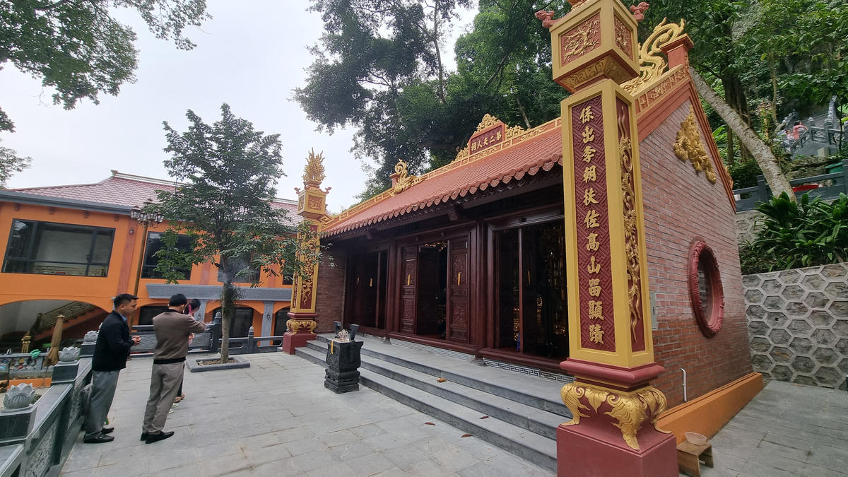 Bên trái là phủ thờ Đệ nhị phu nhân. Ảnh: Toán Nguyễn.