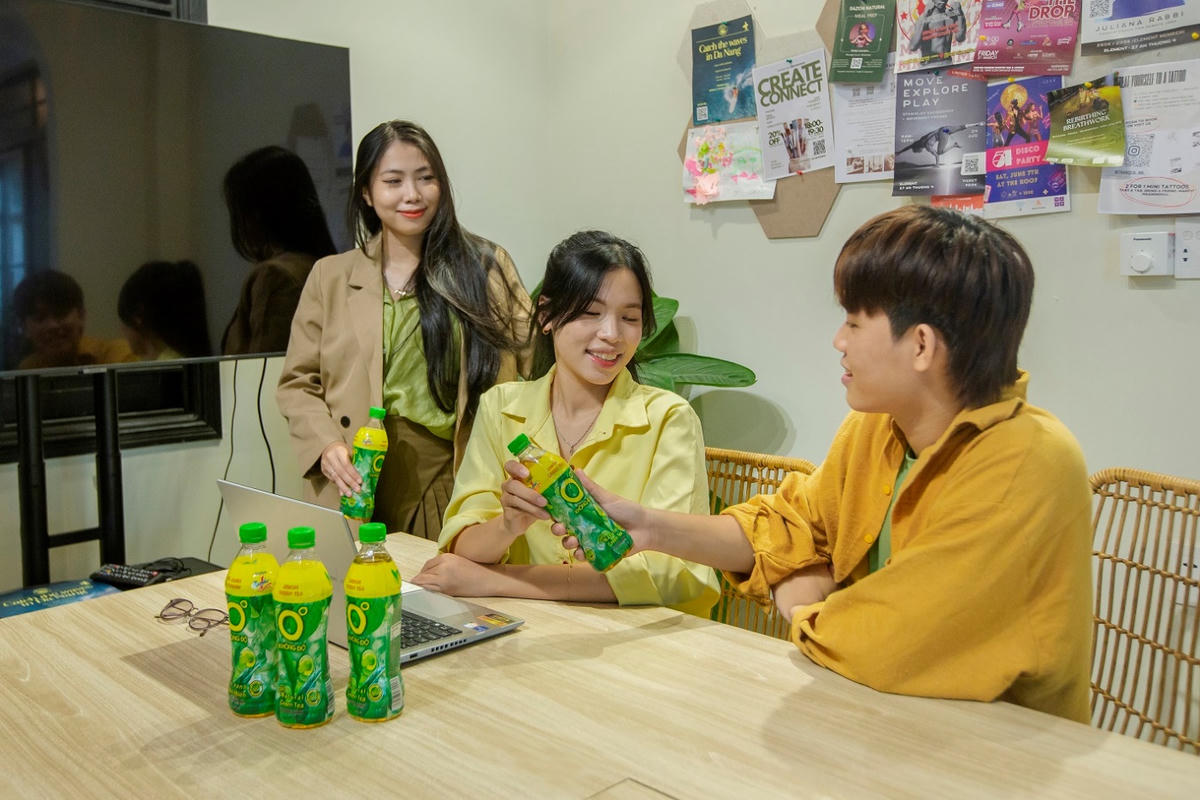 Gen Z chọn Trà Xanh Không Độ để giải nhiệt tinh thần và cân bằng nhịp sống giữa guồng sáng tạo bận rộn.