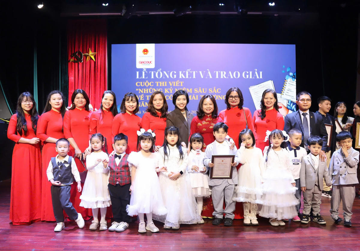 Cô và trò Trường mầm non Bình Minh nhận Giải Sáng tạo của cuộc thi.