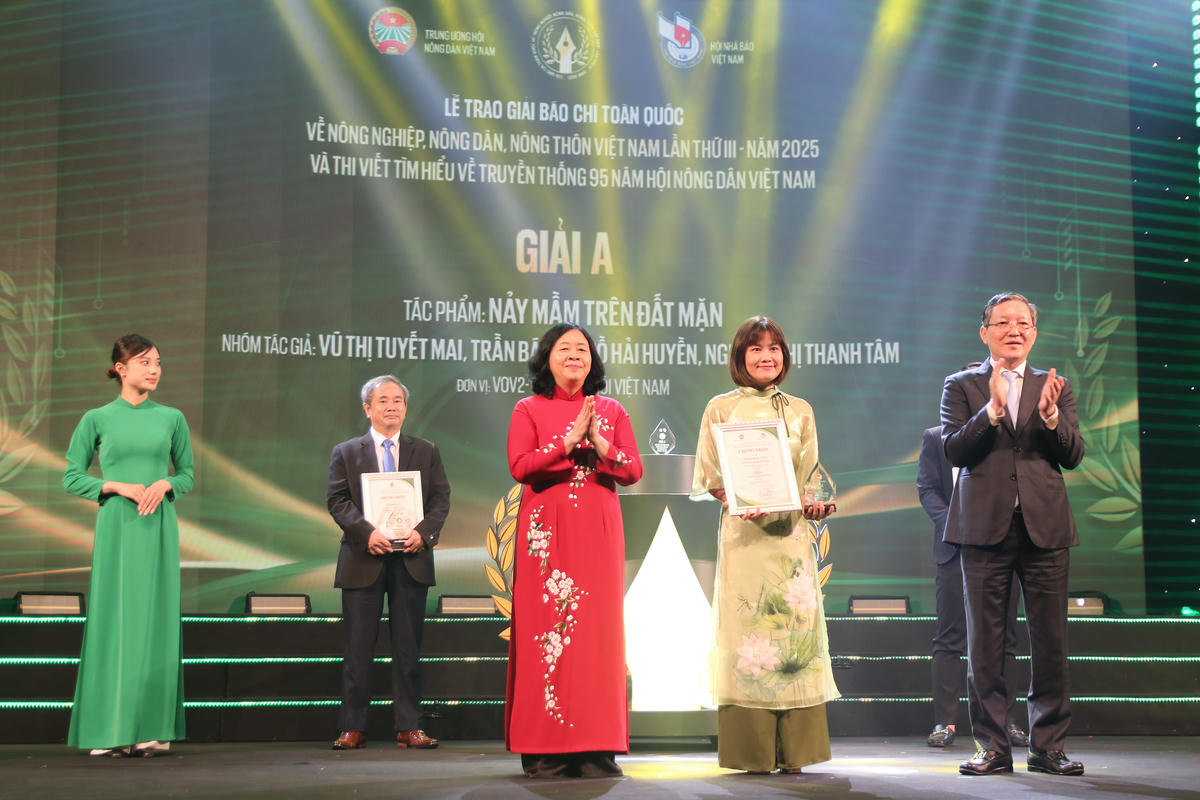 Chủ tịch&nbsp;UBTƯ MTTQ Việt Nam&nbsp;Bùi Thị Minh Hoài và Phó Chủ tịch UBTƯ MTTQ Việt Nam, Chủ tịch Trung ương Hội Nông dân Việt Nam Lương Quốc Đoàn trao Giải A cho các tác giả đoạt giải.