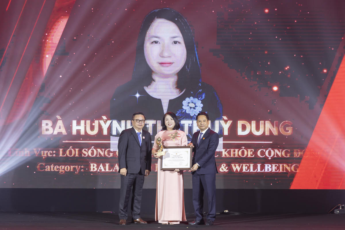 Bà Huỳnh Thị Thuỳ Dung, Phó Hiệu trưởng Trường Tiểu học Võ Thị Sáu (xã Quảng Phú, tỉnh Lâm Đồng) được vinh danh tại lễ trao giải. Ảnh: Quang Vinh