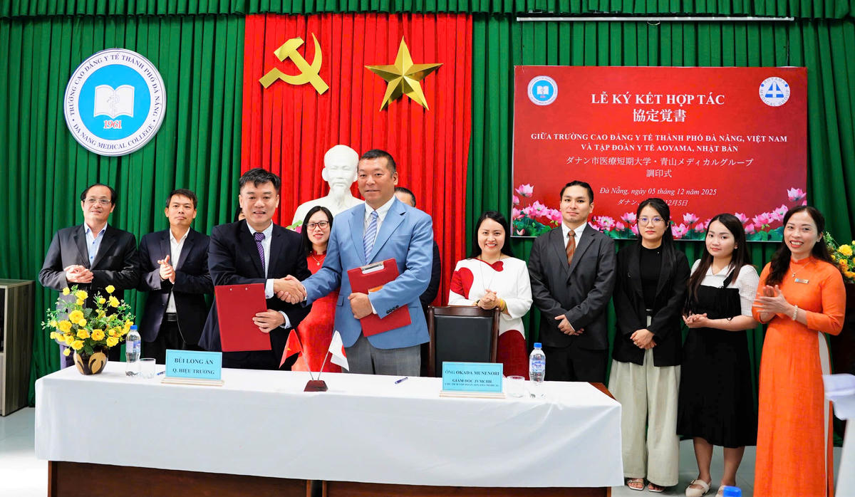 Trường CĐ Y tế Đà Nẵng và Công ty TNHH Tư vấn MCHR Nhật Việt, thực hiện nghi thức ký kết biên bản ghi nhớ hợp tác. Ảnh: Nguyễn Tín.