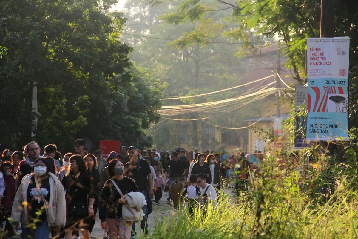 Lễ hội Thiết kế Sáng tạo Hà Nội 2023 thu hút đông đảo công chúng và du khách quốc tế. Ảnh: P. Sỹ.