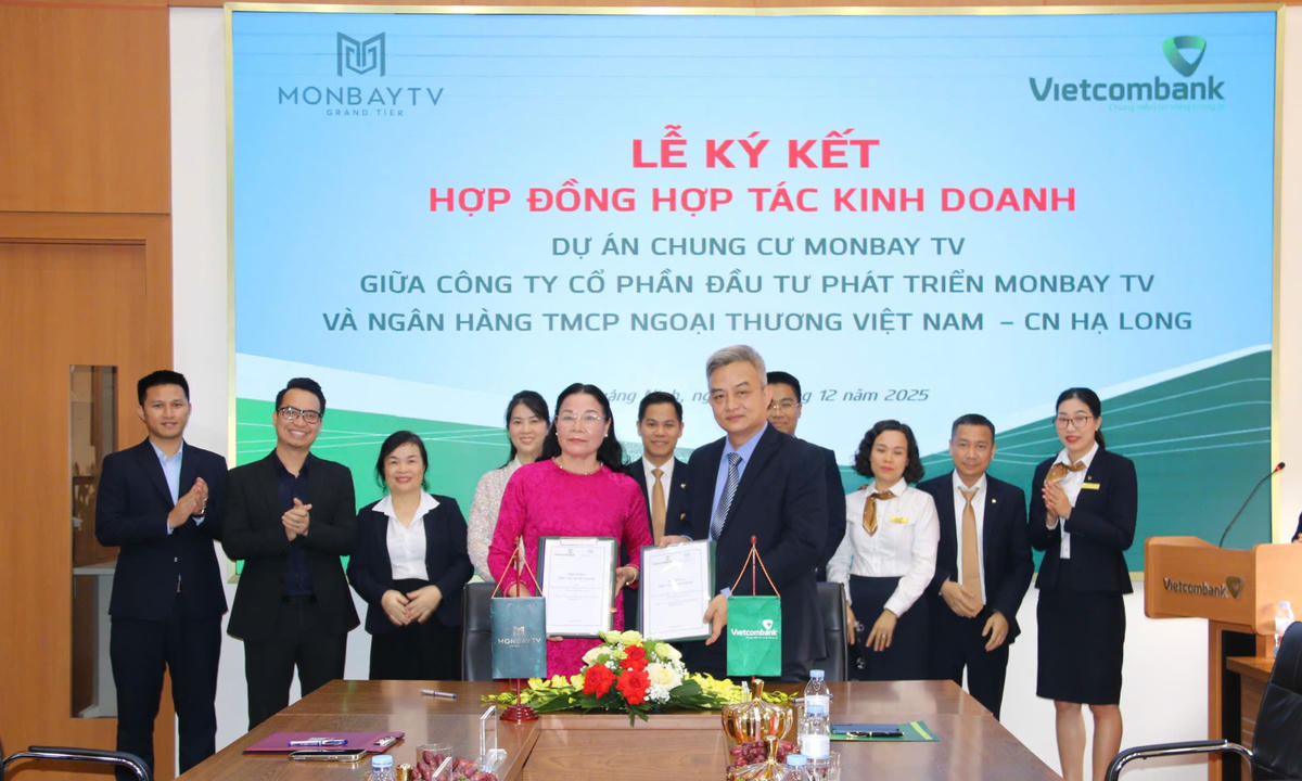 Đại diện Vietcombank Hạ Long và Công ty Công ty Cổ phần Đầu tư Phát triển Monbay TV ký kết Hợp đồng hợp tác kinh doanh.
