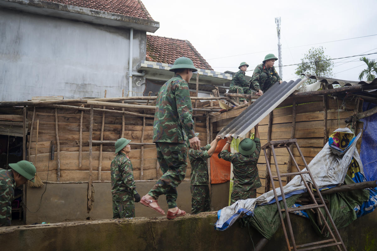 Lực lượng Quân đội sửa chữa nhà cho người dân bị hư hỏng do mưa lũ. Ảnh: N.M.