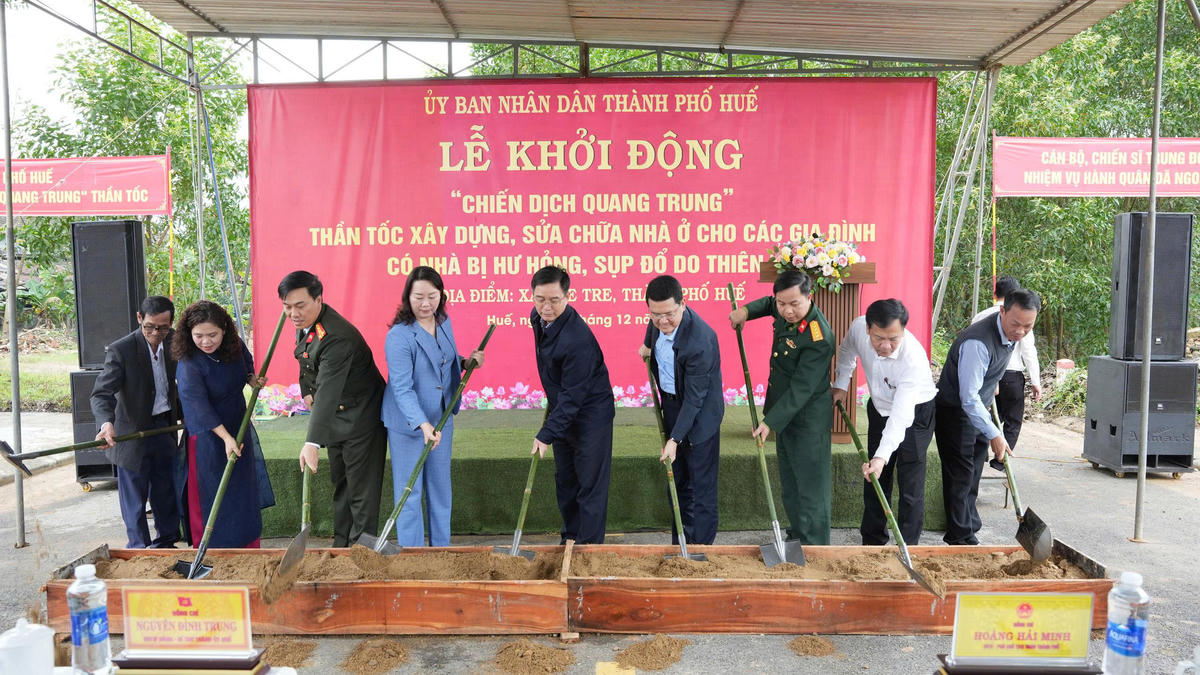 Lãnh đạo thành phố Huế thực hiện nghi thức khởi công xây dựng nhà ở cho người dân bị thiệt hại do mưa lũ tại xã Khe Tre. Ảnh: N.M.