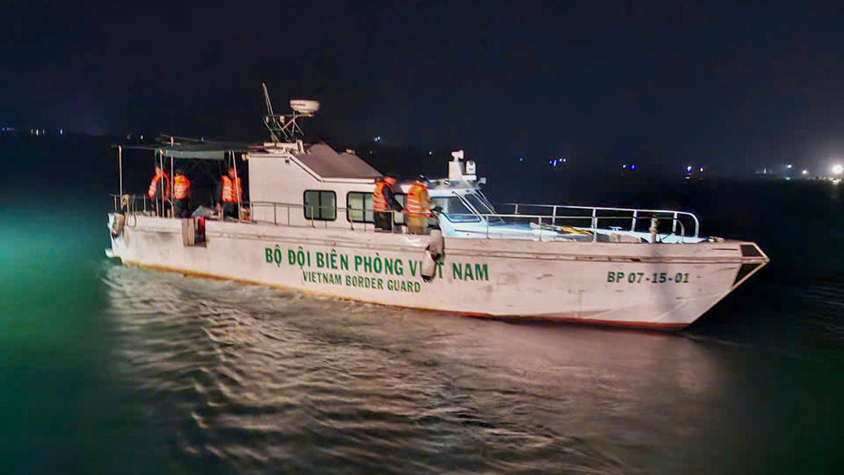 Tàu MS BP.07-15-01 của Hải đội Biên phòng 1 làm nhiệm vụ tìm kiếm cứu nạn trong đêm. Ảnh: HN