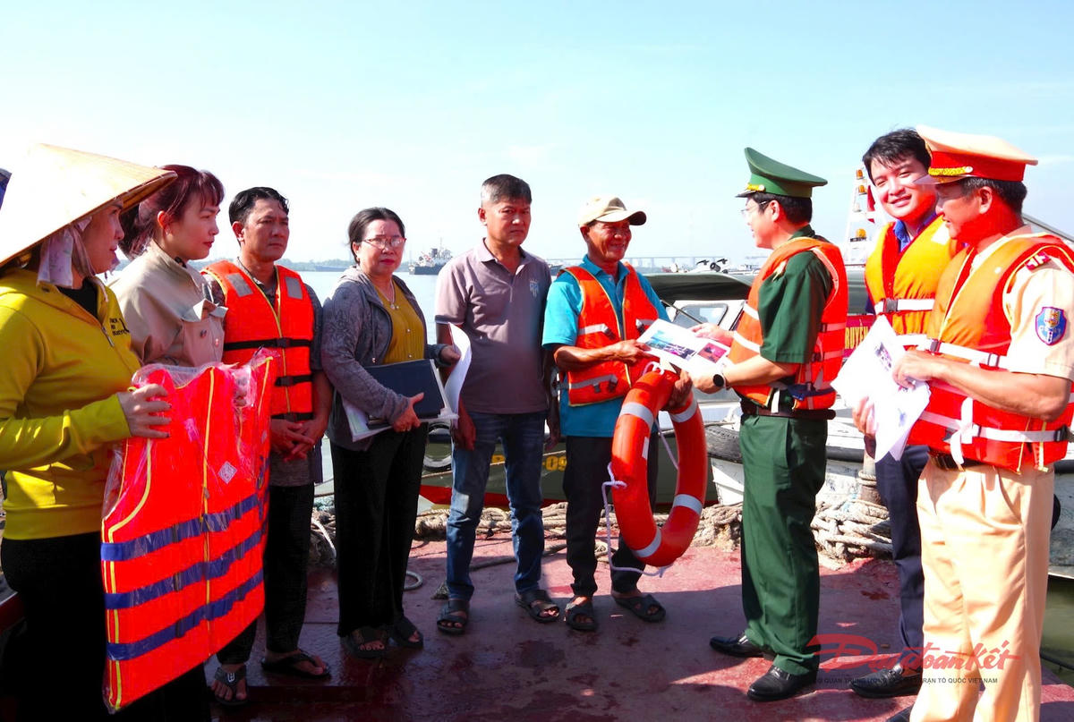 Trạm Biên phòng cửa khẩu cảng Hiệp Phước phối hợp các lực lượng tuyên truyền pháp luật và tặng áo phao cho ngư dân. Ảnh: Văn Danh.