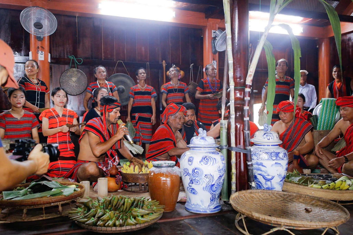 Các hoạt động văn hóa của người dân nơi đây được tổ chức tại Làng Văn hóa. Ảnh: M.L.