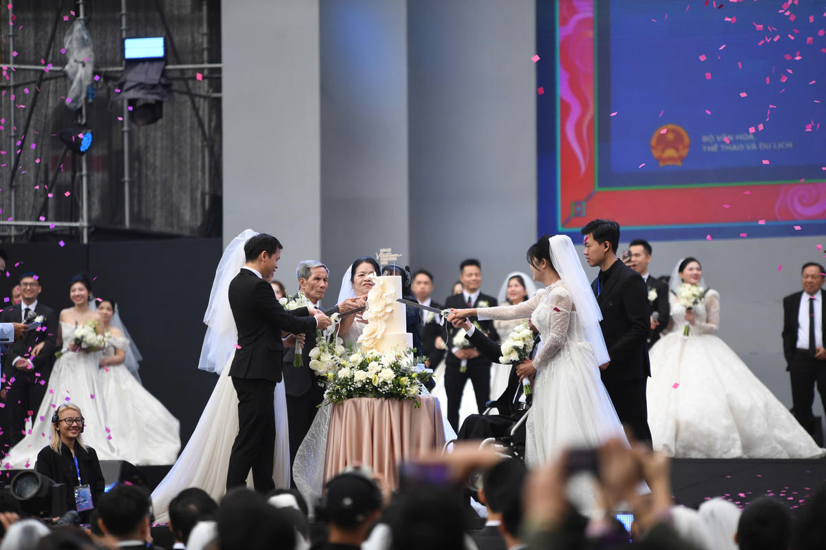 Họ cùng nhau cắt bánh. Ảnh: Phạm Sỹ.